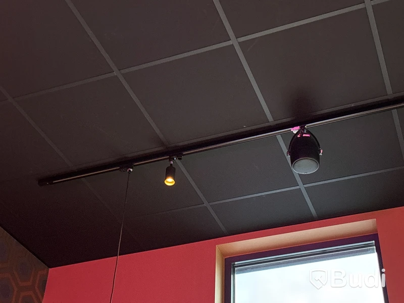 Spotlights, högtalare & taklampor i restaurangen