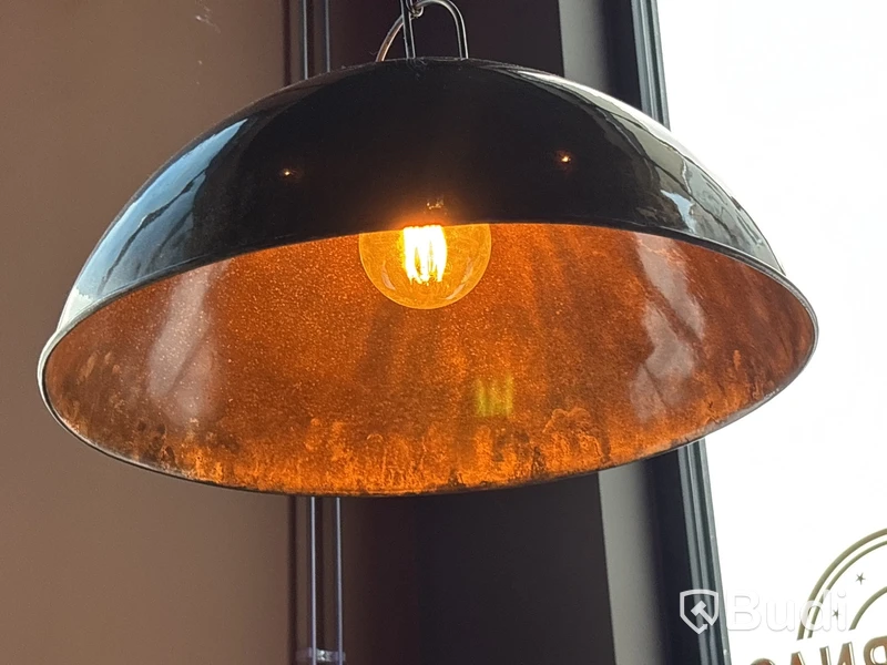 Spotlights, högtalare & taklampor i restaurangen