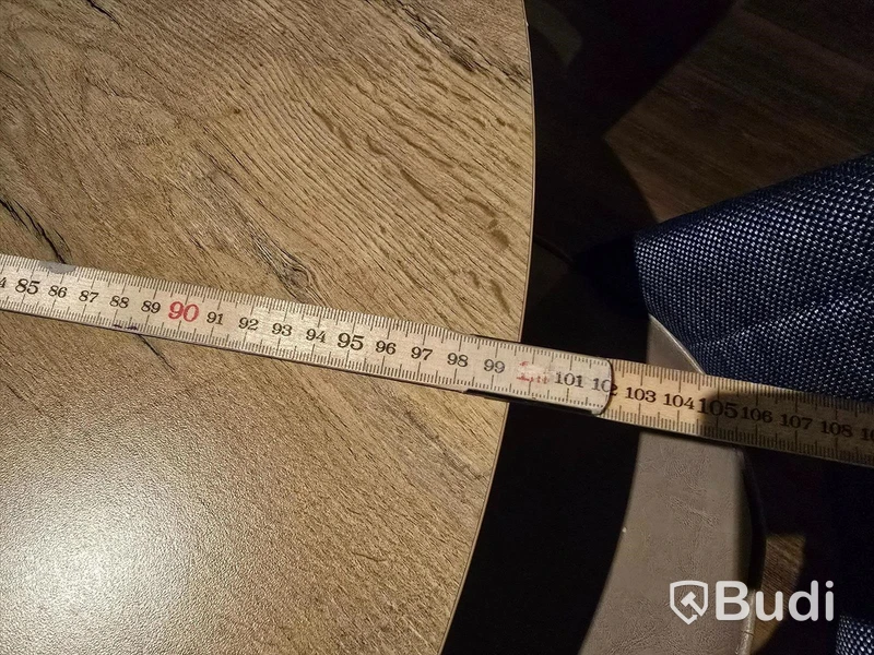 Runt högt bord med 5 st stolar.