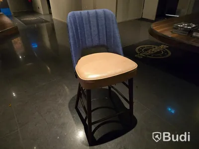 Runt högt bord med 5 st stolar.