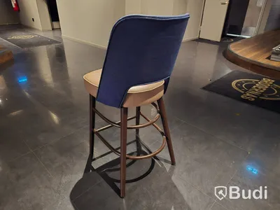 Runt högt bord med 5 st stolar.