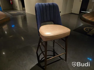 Runt högt bord med 5 st stolar.