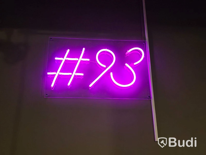 Neonskylt "#93".