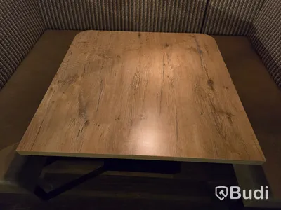 U-soffa med bord.