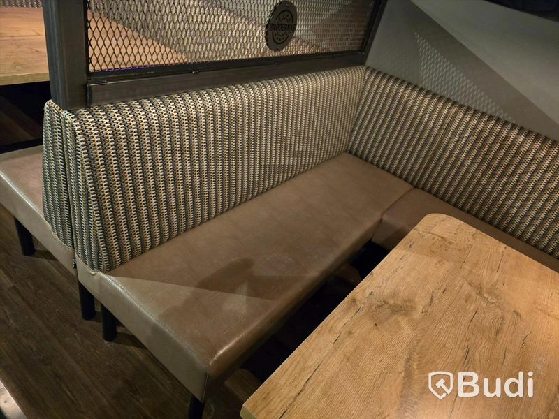 U-soffa med bord.