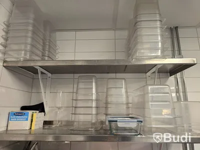 Div. kantiner, kökstillbehör och hyllor.