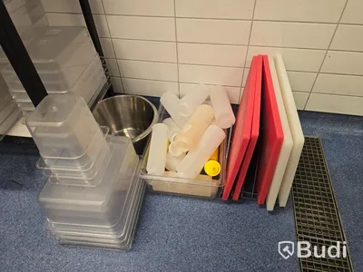 Div. kantiner, kökstillbehör och hyllor.