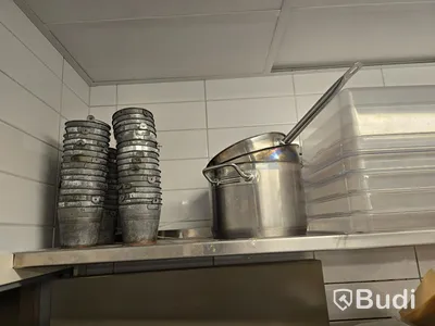 Div. kantiner, kökstillbehör och hyllor.