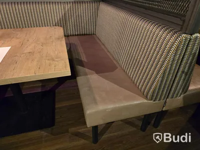 U-soffa med bord.