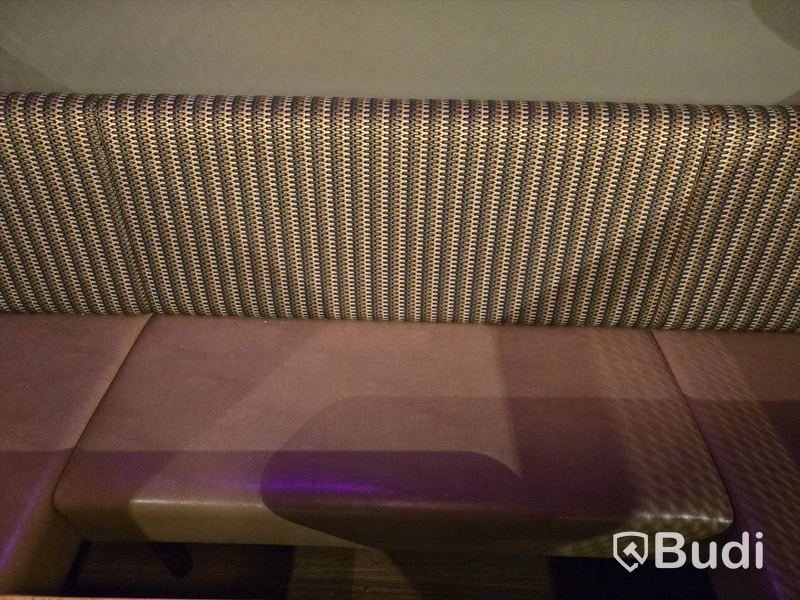 U-soffa med bord.