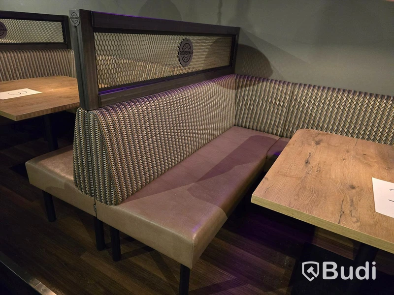 U-soffa med bord.