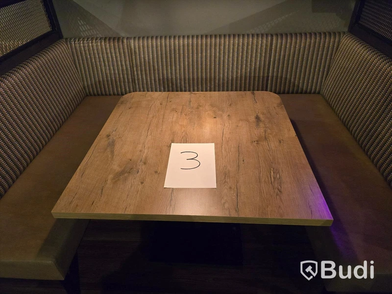 U-soffa med bord.
