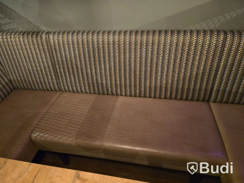 U-soffa med bord.