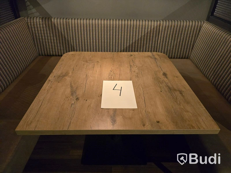 U-soffa med bord.
