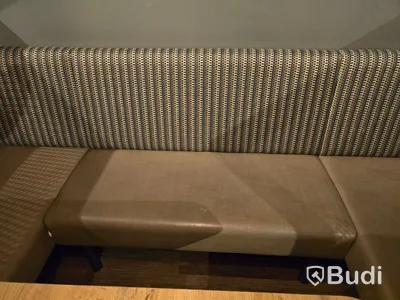 U-soffa med bord.