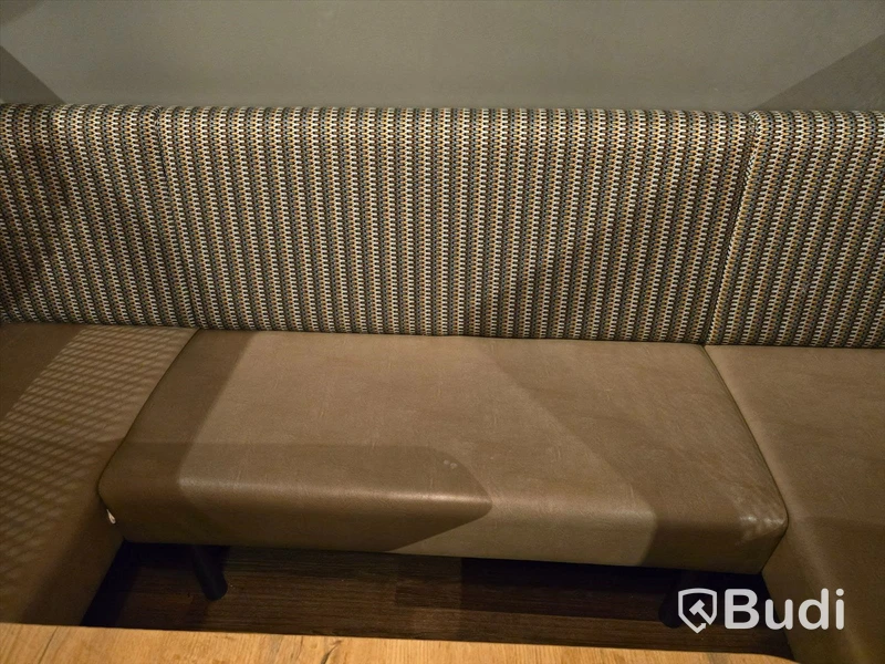 U-soffa med bord.