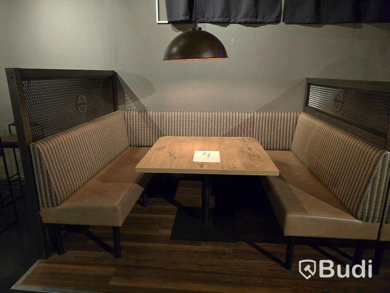 U-soffa med bord.