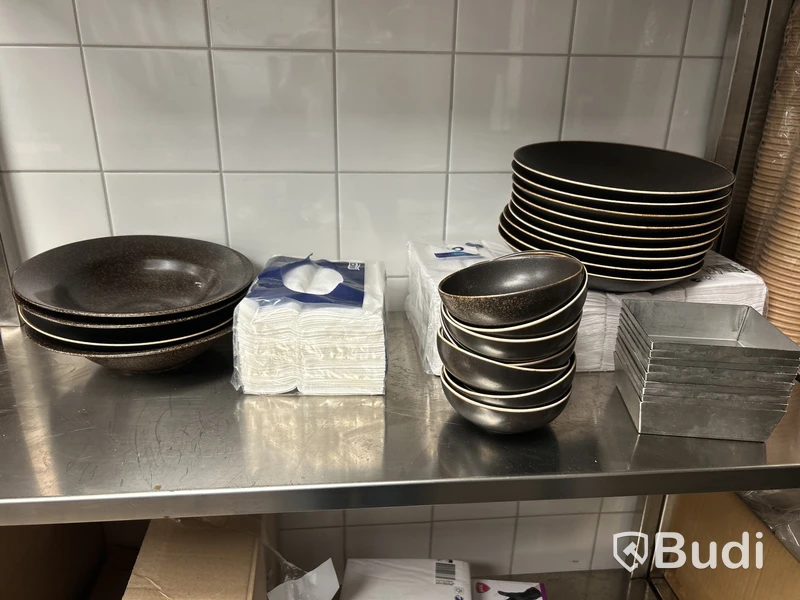2 st. Hyllor med diverse porslin och pappmuggar