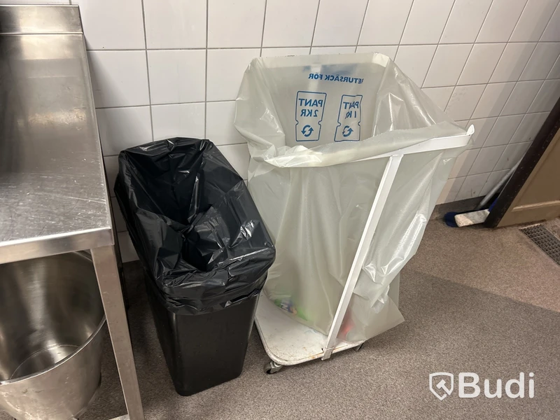 Rostfri bänk, hinkar och soptunnor
