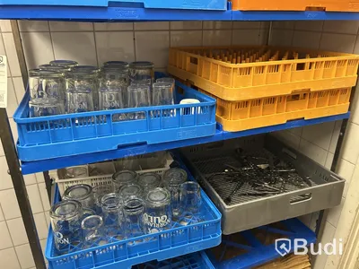 Hylla inkl. Backar med diverse glas, bestick m.m.