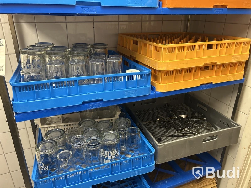 Hylla inkl. Backar med diverse glas, bestick m.m.