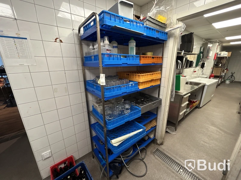 Hylla inkl. Backar med diverse glas, bestick m.m.