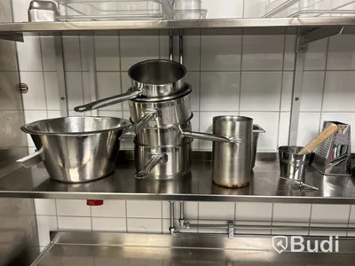 2 st. Hyllor med diverse köksredskap
