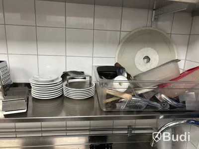 2 st. Hyllor med diverse köksredskap