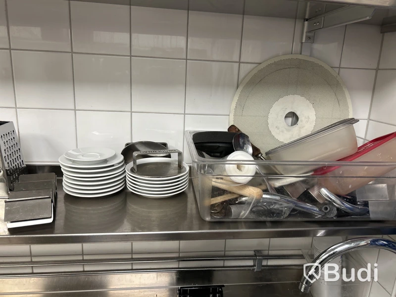2 st. Hyllor med diverse köksredskap