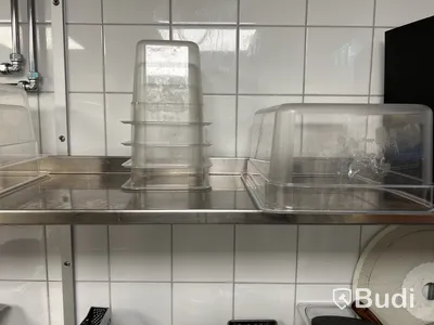 2 st. Hyllor med diverse köksredskap
