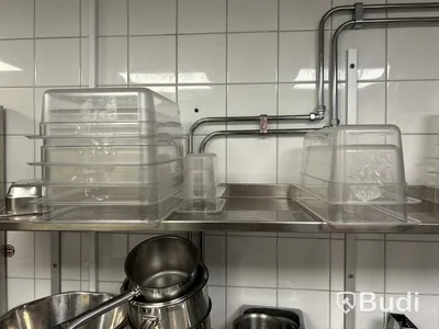 2 st. Hyllor med diverse köksredskap