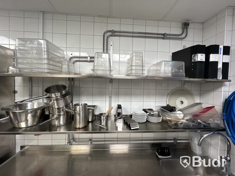 2 st. Hyllor med diverse köksredskap