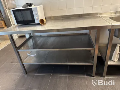 Parti med rostfria bänkar