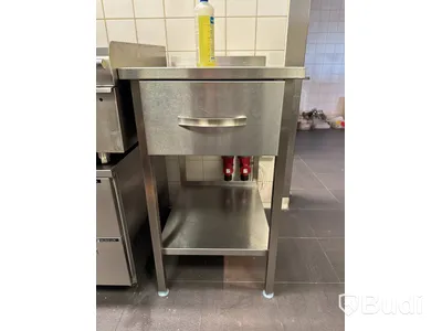 Parti med rostfria bänkar