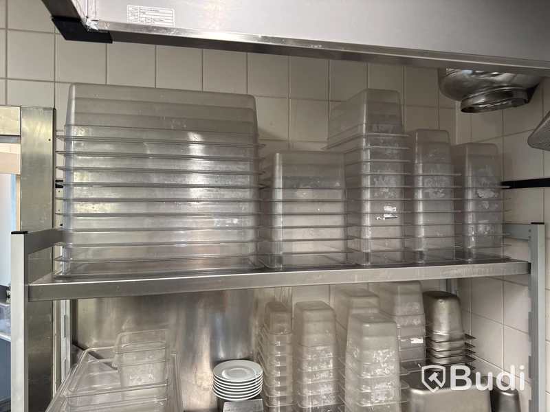 Rostfri Hylla med innehåll