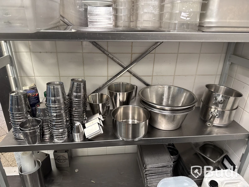 Rostfri Hylla med innehåll
