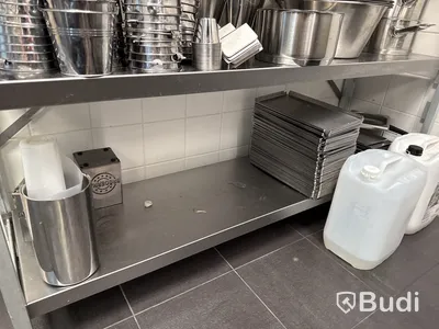 Rostfri Hylla med innehåll