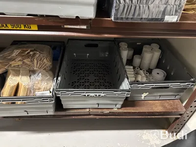 3 st hyllor med engångsartiklar