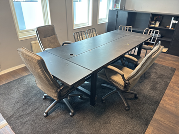 Konferensbord med diverse stolar