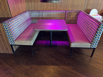 3 st sektioner med U-soffor med bord