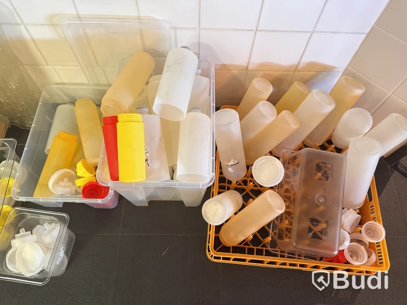 Parti med kökstillbehör i plast