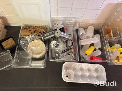 Parti med kökstillbehör i plast