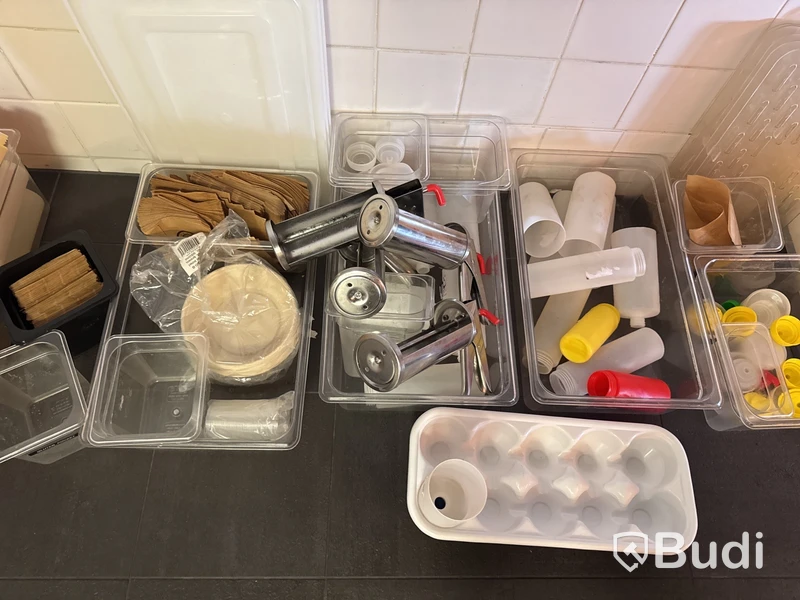 Parti med kökstillbehör i plast