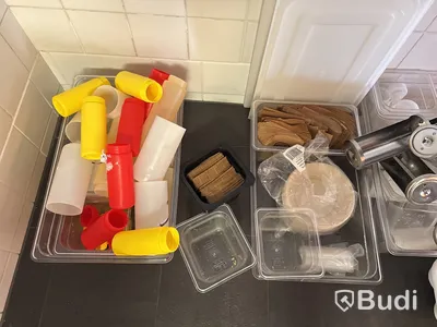 Parti med kökstillbehör i plast