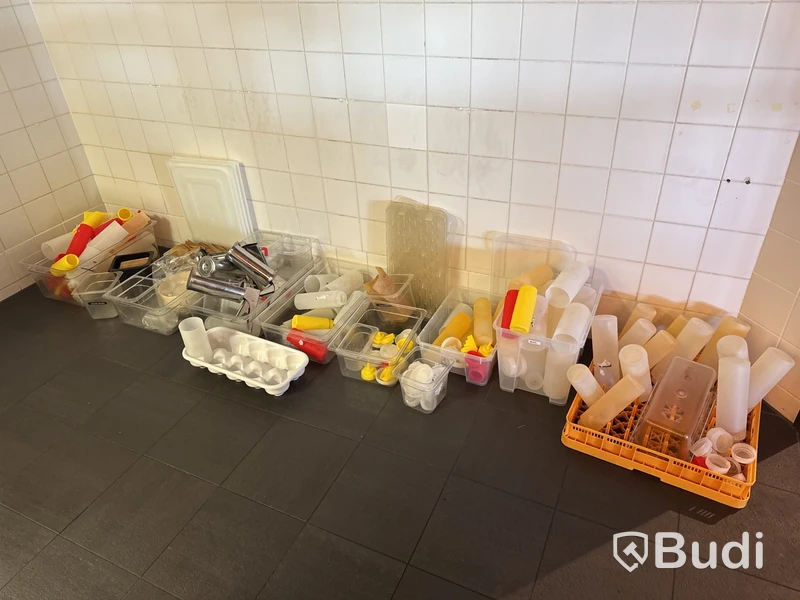 Parti med kökstillbehör i plast