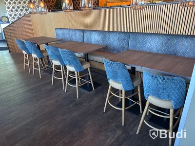 Parti med bord, stolar och soffor av högre modell