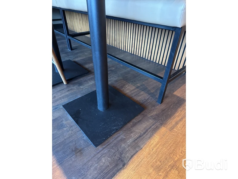 Parti med bord, stolar och soffor av högre modell