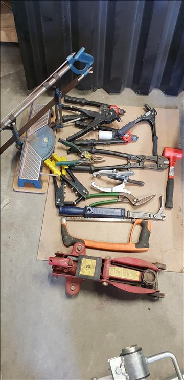 Diverse verktyg, Popnittänger, garagedomkraft, plåtsaxs, spikdragare, gersåg mm