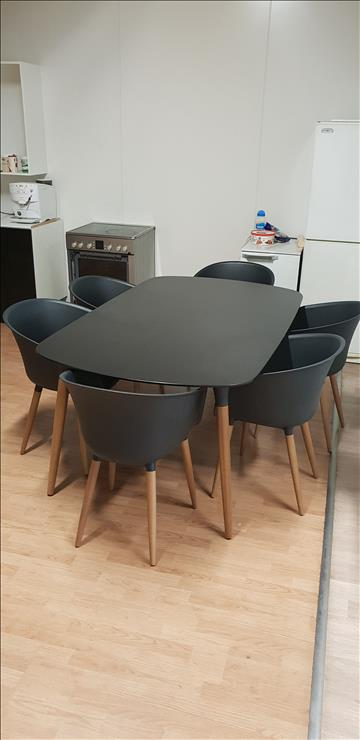 Snygg design matgrupp 1800 x 1100mm 6st stolar, Svart skiva med träben, stolar svarta med träben