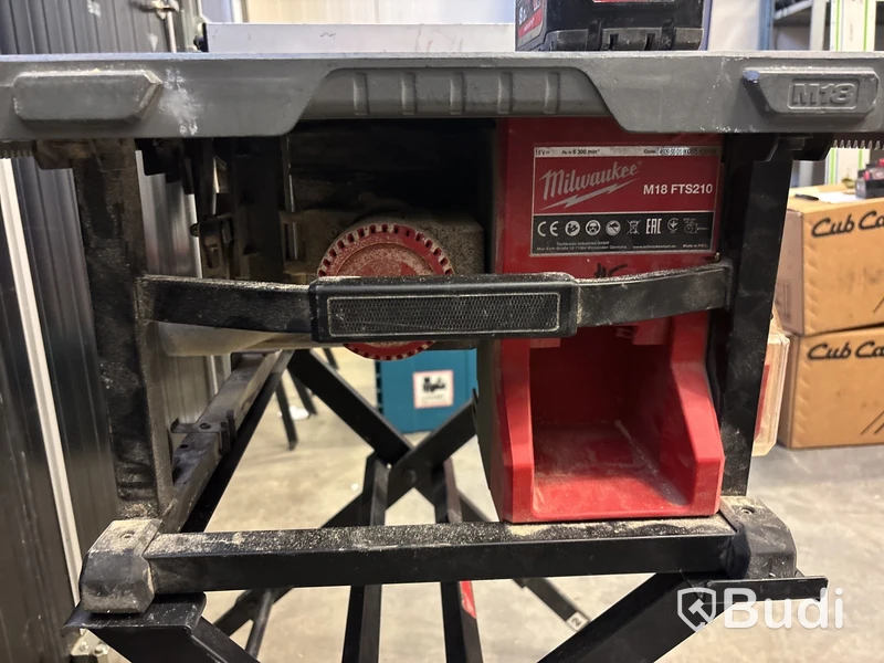 Bordcirkelsåg Milwaukee FTS210 med 8.0 Ah batteri & stativ TSS 1000